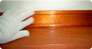 Zócalo moldurado. De madera cedro rojo acabado con laca, 7 cm de alto